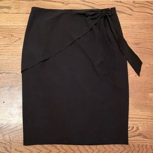 Pencil skirt with knot detail.